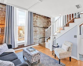 Claus Quarters on Front! Perfect location in the Heart of Downtown! - Wilmington - Living room
