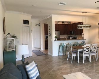 Townhouse within Gran Paradiso close to Beaches - North Port - Comedor