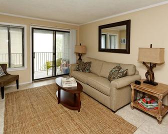 Beach Resort, Walk to the Ocean, Free Secure Wi-Fi in Building 1 - Hilton Head Island - Wohnzimmer