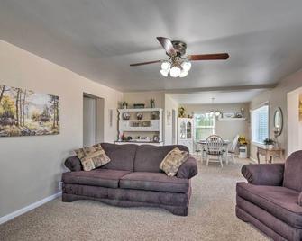 Home with Fenced Yard by 5 Mighty Natl Parks - Circleville - Sala de estar