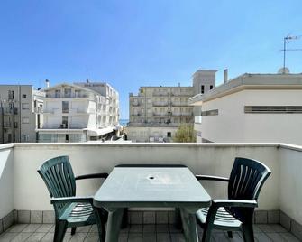 Appartamento Diani Beach 10 - Carraro Immobiliare Jesolo - Lido di Jesolo - Balcón