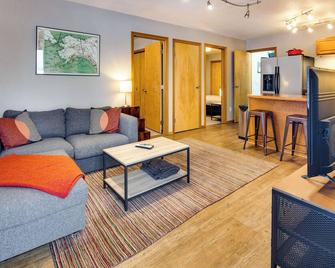 Juneau Apartment - Minutes to Mendenhall Glacier - Juneau - Living room