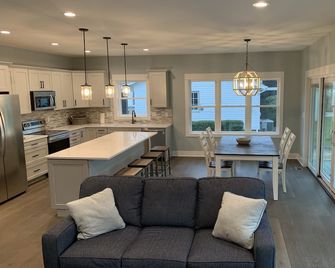 Beautiful newer construction 2021 home in town! - Saugatuck - Wohnzimmer
