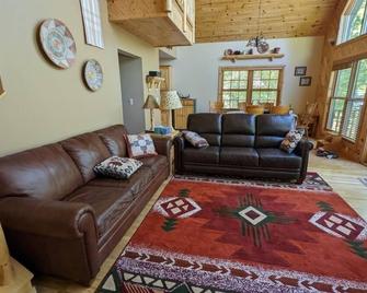 Up North Lakefront Rental Cabin on Lake Esau - Presque Isle - Sala de estar