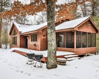Stunning Lakefront home with enclosed porch, dock, and firepit! - Eagle River - Building