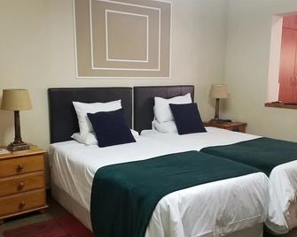 Ocean Park Guest House - Umkomaas - Bedroom