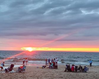 Cozy 1 bedroom cottage walking distance to Lake Michigan & downtown! - Manistee - Beach