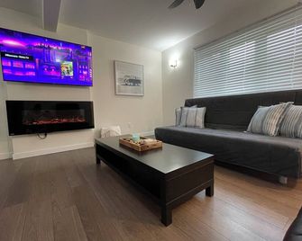 Cabin in South Beach - Steps from the beach - Gimli - Living room