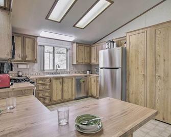 Family-Friendly Home about 1 Mi to Kern River! - Wofford Heights - Küche