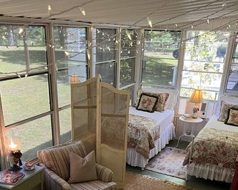 Perfect Getaway On The River Yet Minutes Drive To Magnolia And Waco Attractions - China Spring - Bedroom