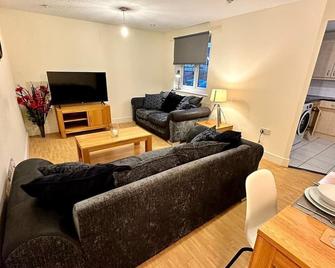 17 Fwc 2 Bedroom Apartment, Central Swindon, Secure Parking, Sleeps 5 - Swindon - Living room