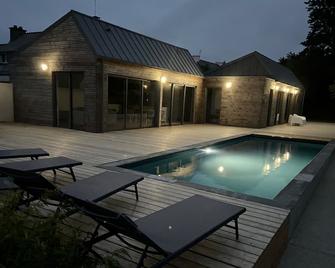 New wooden house, swimming pool, 5 minutes' walk from the beach. - Landunvez - Piscina