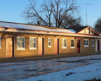 Custom Stay - Hutchinson - Building