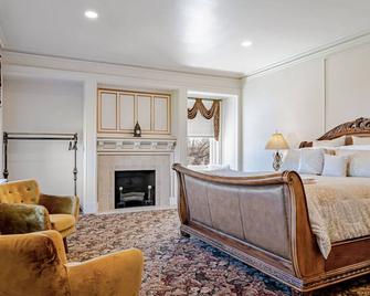 The Grandeur Estate - Greensburg - Living room