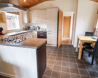 Oak Lodge - Shrewsbury - Kitchen