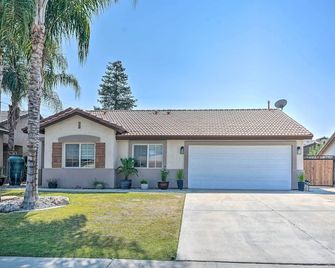 Stylish Bakersfield Getaway with Pool Table! - Bakersfield - Bâtiment