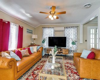 Oswego Apartment, Walk to Lake Ontario and Parks! - Oswego - Living room