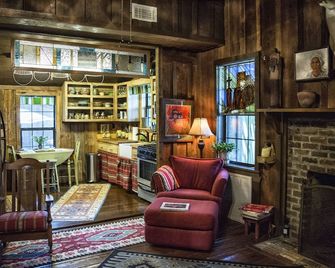 History awaits in this 1865 Cabin. Escape to a time long gone. - Nacogdoches - Lounge