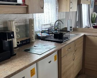8 Berth Caravan With Side Decking At Harts Holiday Park In Kent Ref 74283Fv - Sheerness - Kitchen