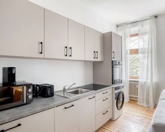 Clean Steglitz 1BR, nr Schlossstraße, by Blueground - Berlin - Küche