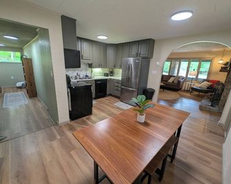 Charming 3-bedroom cottage with lake access nearby, dock, WiFi at Boone Lake - Gray - Kitchen