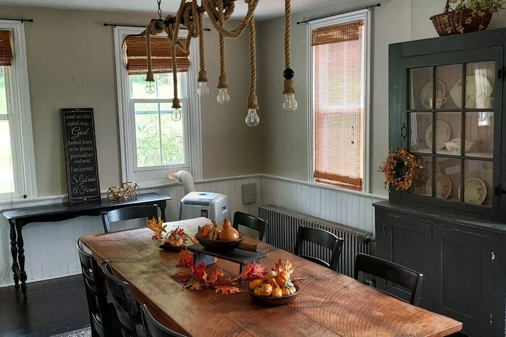 Historic Farmhouse with private river access to Juniata River