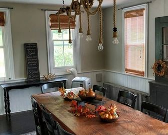 Historic Farmhouse with private river access to Juniata River - Hollidaysburg - Comedor