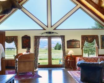 Since 1988, Rancho Alegre Lodge embraces the spirit of Jackson Hole - Jackson - Sala de estar