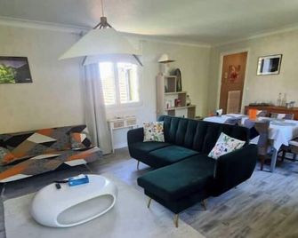 Appart Hôtel Le Victor Hugo 3 G sa pizza offerte - Aurillac - Wohnzimmer