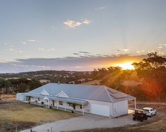 Rolling Hills Estate - Off grid Luxury - Birdwood - Outdoor view