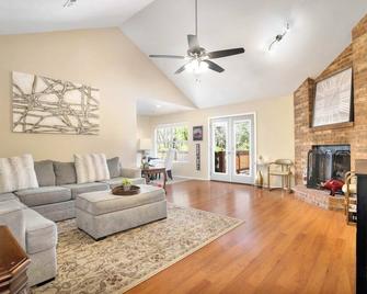 Fayetteville Getaway - Fayetteville - Living room