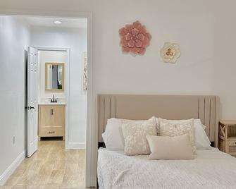 The Traveler” Prv Room In Central Area - Pinellas Park - Bedroom