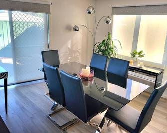 Stylish Sark Retreat - Tarneit - Dining room