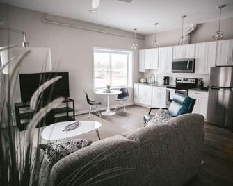 Monogram Inn- Hightide (Room #15) - Bridgman - Living room