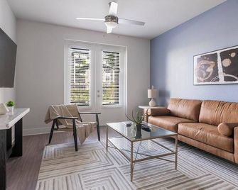 Landing | Stylish 1bd, Gym - Fort Myers - Living room
