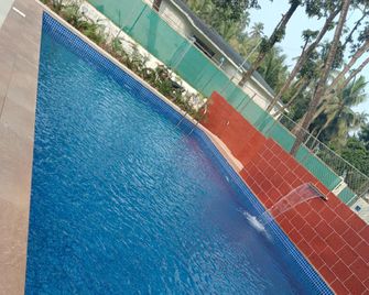 Sk Resort - Alibag - Zwembad