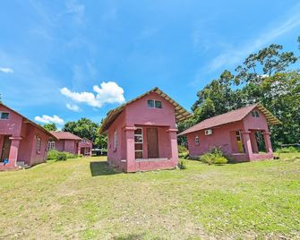 OYO 90640 D'village River & Cafe Chalet - Kuala Tahan - Gebouw