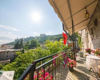 Bed and Breakfast Kotoni - Gjirokastra - Balcón