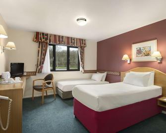 Days Inn by Wyndham Michaelwood M5 - Dursley - Bedroom