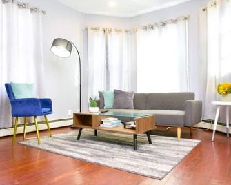 Cozy apartment 3rd 10min Walk Downtown and City View - Providence - Salon