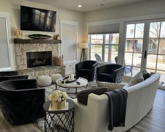 New low prices! Hot tub, pool, boat docks! - Vinita - Living room