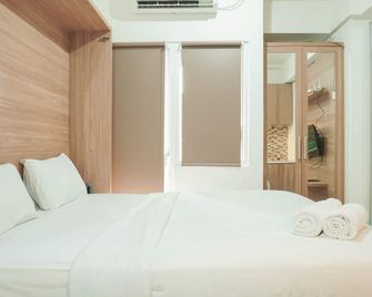 Lovely and Strategic Studio at Green Pramuka Apartment By Travelio - Yakarta - Habitación