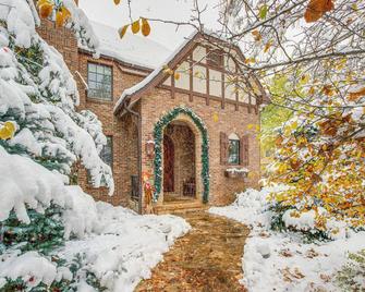 Walk to DU, Dining and Parks Spacious Denver Home! - Denver - Außenansicht
