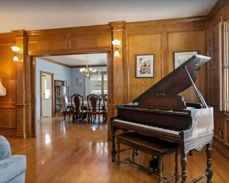 Post-Victorian with Private Pool & Sprawling Grounds, Near Wedding Venues. - Fillmore - Living room