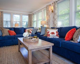 Hemingway House Near Cedar Point & The Beach - Huron - Living room