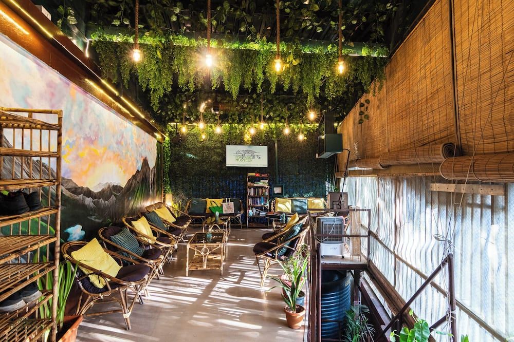 فوريست هوستلز - مومباي - شرفة مرصوفة