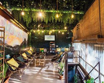 Forrest Hostels - Bombay - Patio