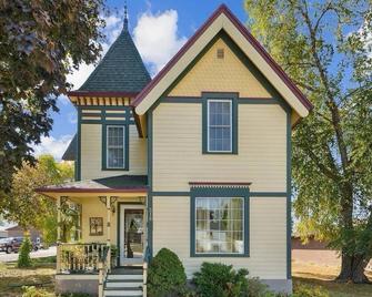 Charming Victorian 4-bedroom, 2-bathroom house in Fairbank, IA, sleeps 8. - Fairbank - Bâtiment