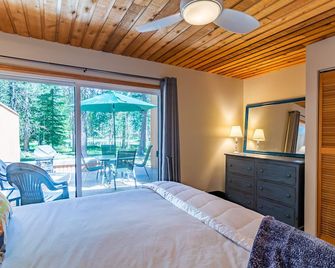 AH023 | Quiet and Charming Upgraded house overlooking Aspen Lake!!! - Sisters - Bedroom