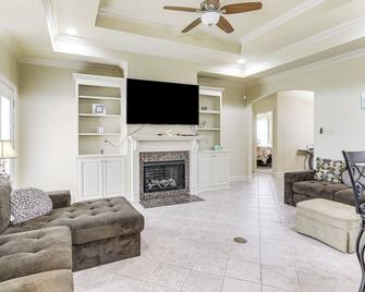 Family Retreat w/ Patio & Yard in Zachary - Zachary - Living room